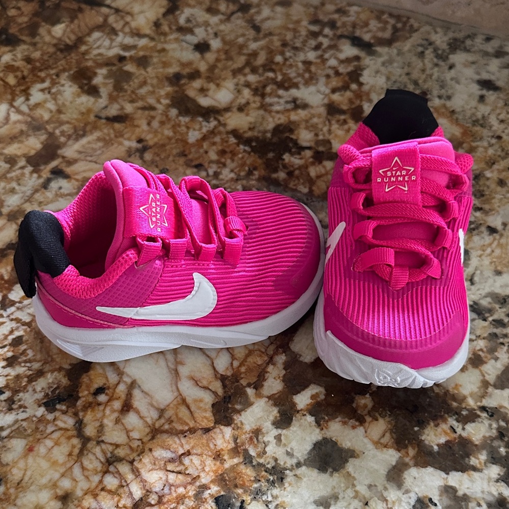 NWOT - Nike Star Runner Sneakers